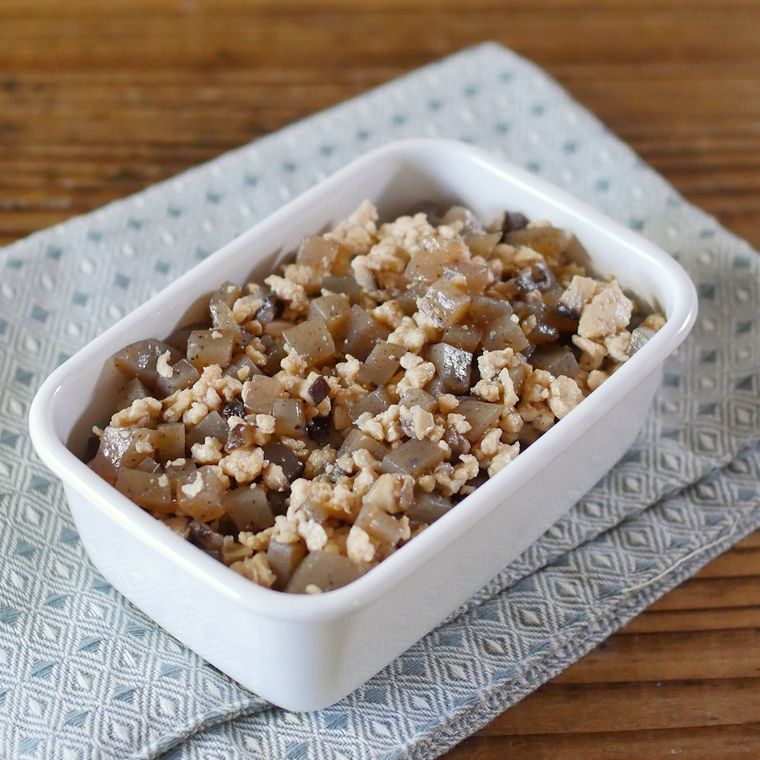 保存容器に入った鶏こんにゃくそぼろ