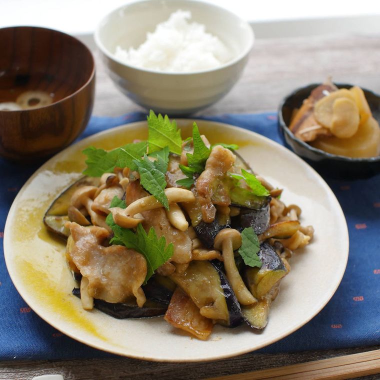 黄色い模様の皿に盛りつけられたなすと豚肉のからし炒め