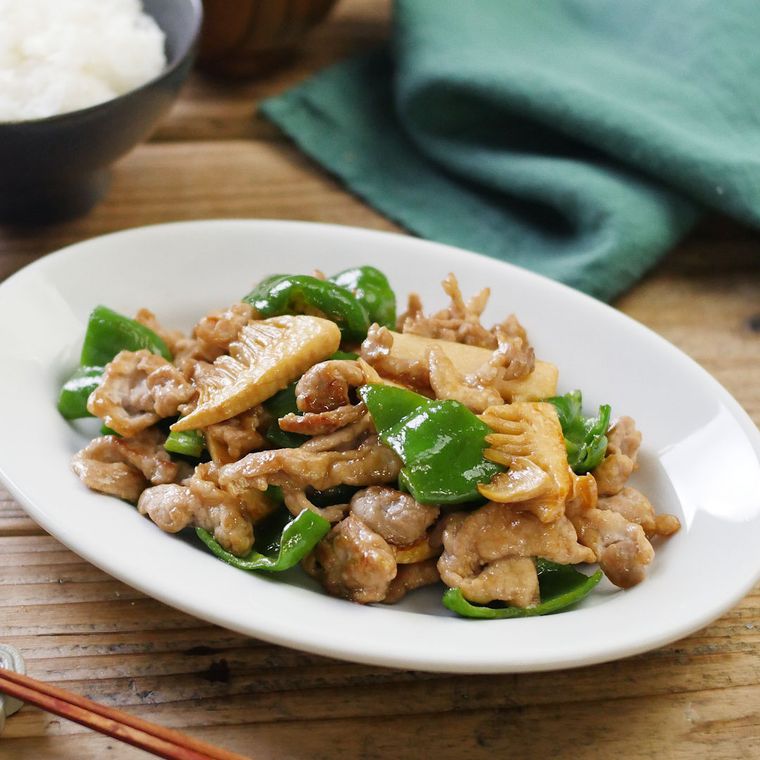 白い皿に盛りつけられた豚肉と野菜のごろごろ青椒肉絲風