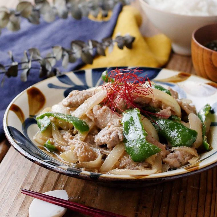 模様入りの皿に盛りつけられた豚肉とピーマンのごまみそ炒め