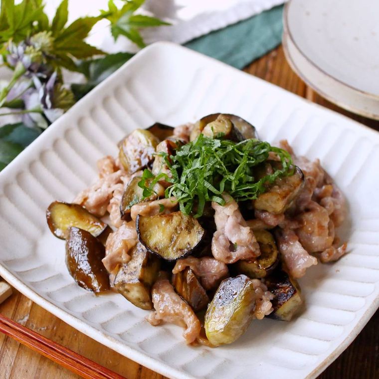 白い角皿に盛りつけられた豚こま肉となすのマヨぽん炒め