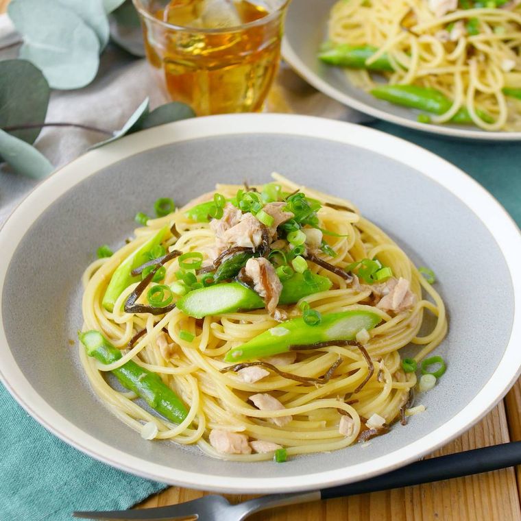 皿に盛り付けられたアスパラガスのバタぽんパスタ