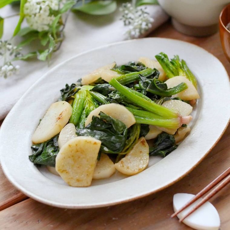 皿に盛り付けられた長芋とほうれん草のバターポン酢炒め
