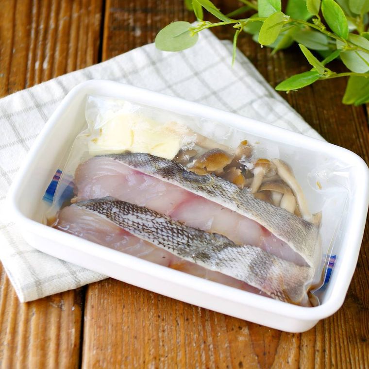 容器と保存袋に入ったたらのポン酢漬けの下味冷凍