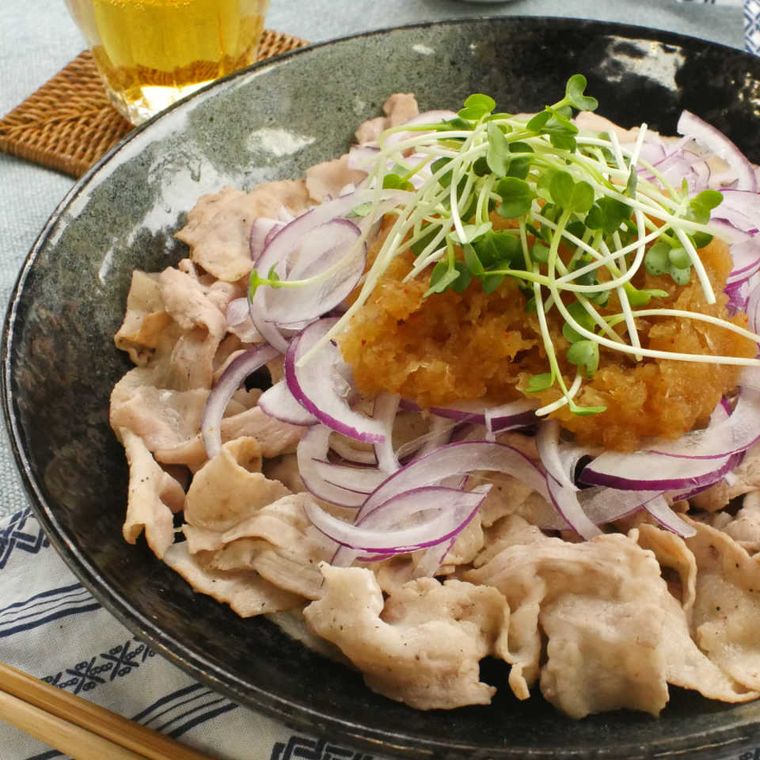 皿に盛り付けられたおろしポン酢の焼きしゃぶサラダ