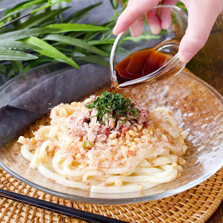ガラスの皿に盛り付けられた梅とツナのポン酢ぶっかけうどん
