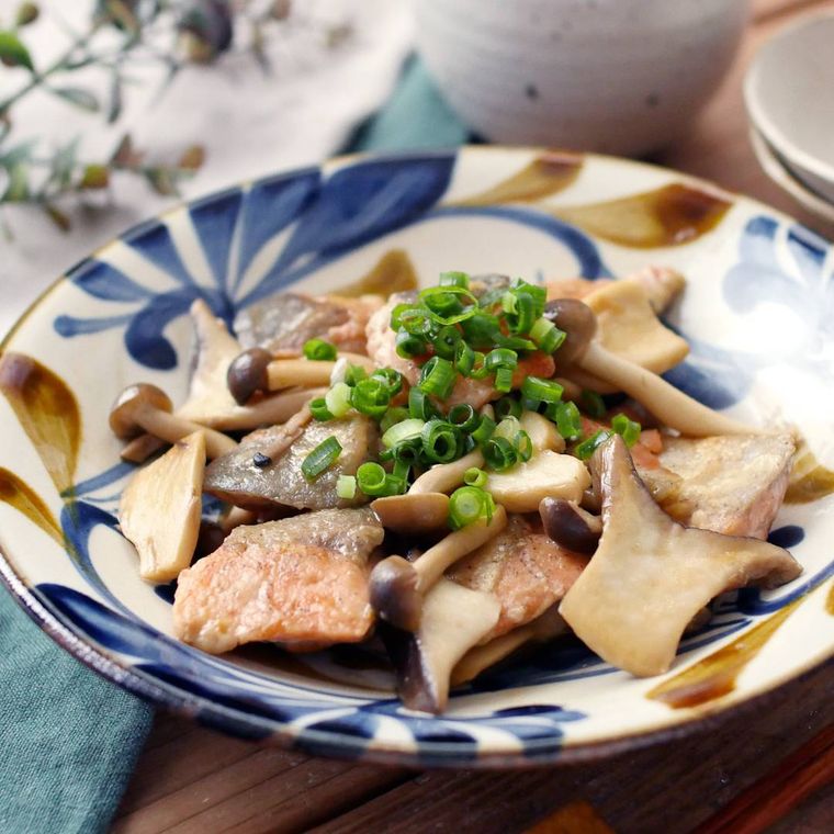 皿に盛り付けられた鮭ときのこのバターポン酢焼き