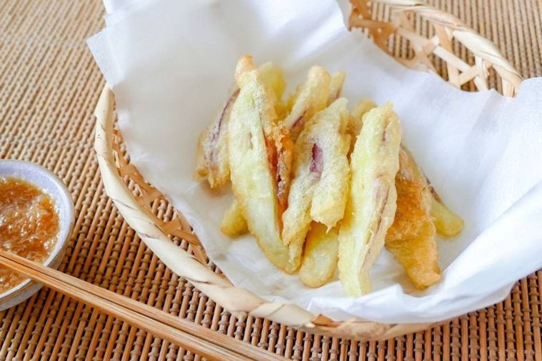 みょうがの天ぷらを盛ったカゴ