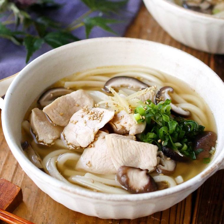 器に盛り付けられたしょうが香る鶏だしうどん