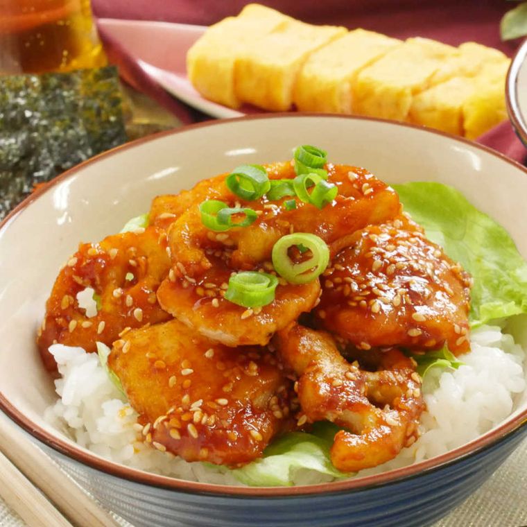 器に盛り付けられた甘辛チキン丼