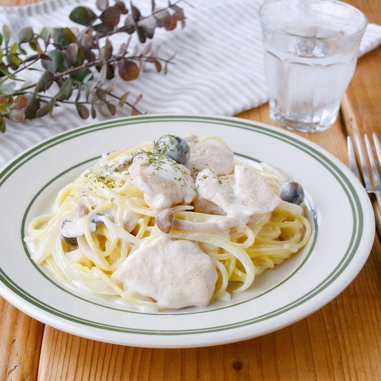 皿に盛り付けられた鶏むね肉ときのこのクリームパスタ