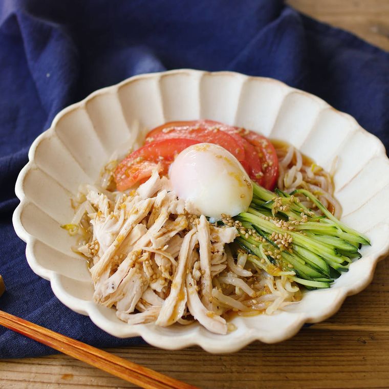 皿に盛り付けられた鶏むね肉ともやしの冷やし中華風