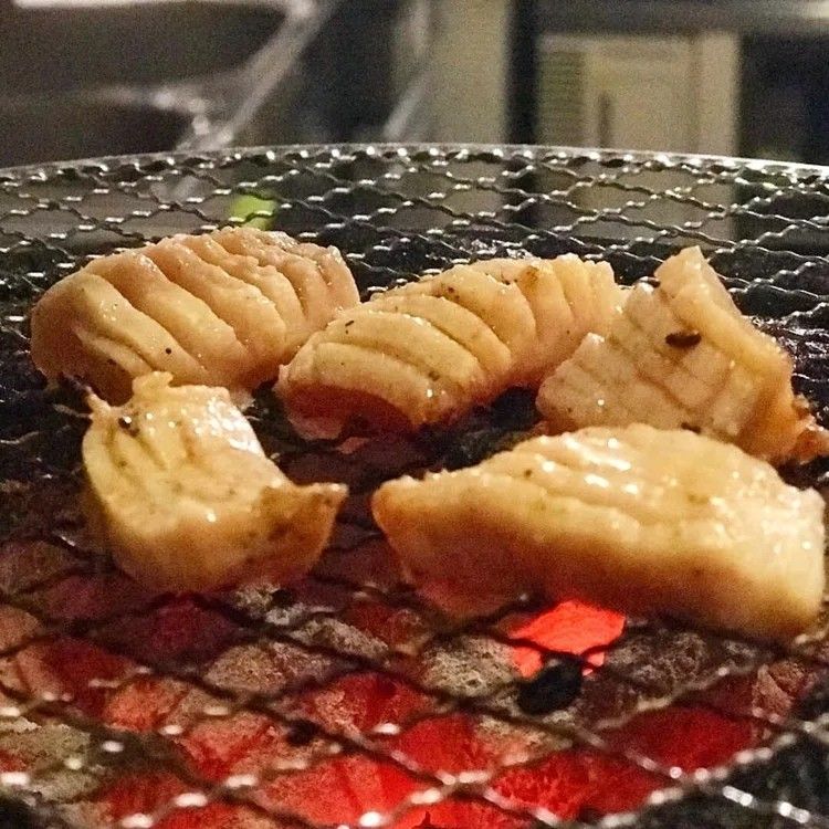 網で焼かれるミノ