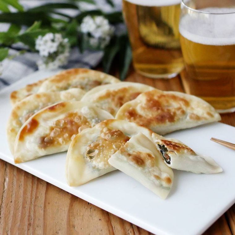 白い皿に置かれた大葉の梅チーズ焼きとビール