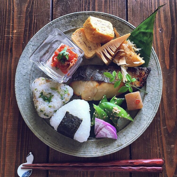 おにぎりと焼き魚がのった和ンプレート