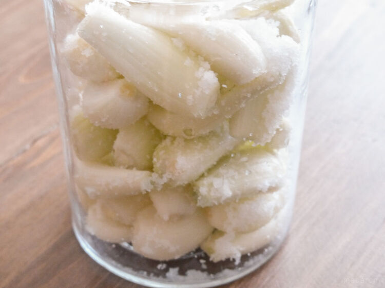 らっきょうの塩漬け の作り方 保存期間や塩抜きの方法も 2ページ目 Macaroni