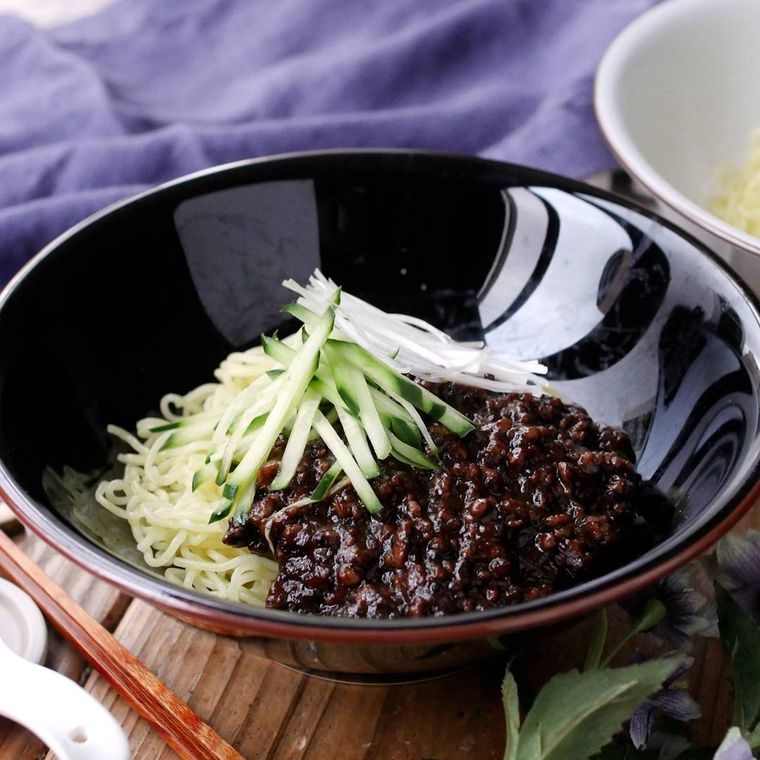 黒の深いお皿に入った韓国風ジャージャー麺