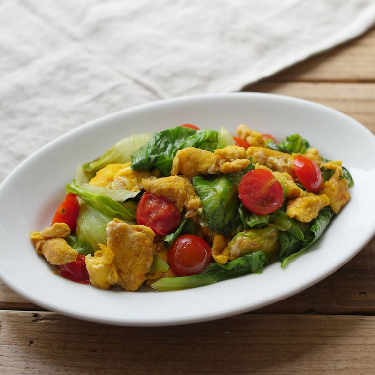 白い皿に盛られているレタスとトマト、卵の彩り炒め