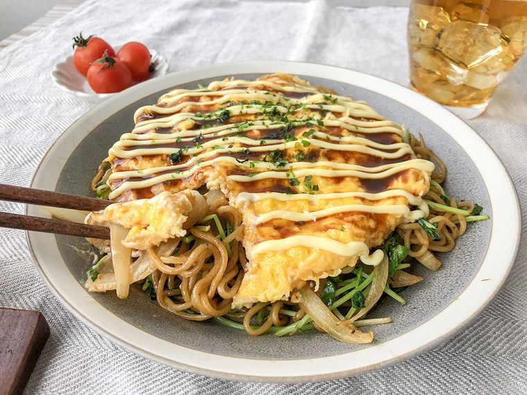 オム焼きそばを食べるところ