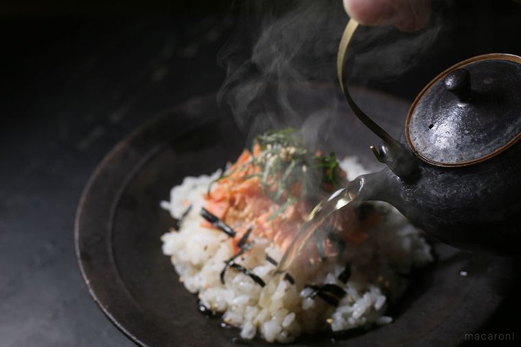 湯気がたつ熱々の鮭茶漬け