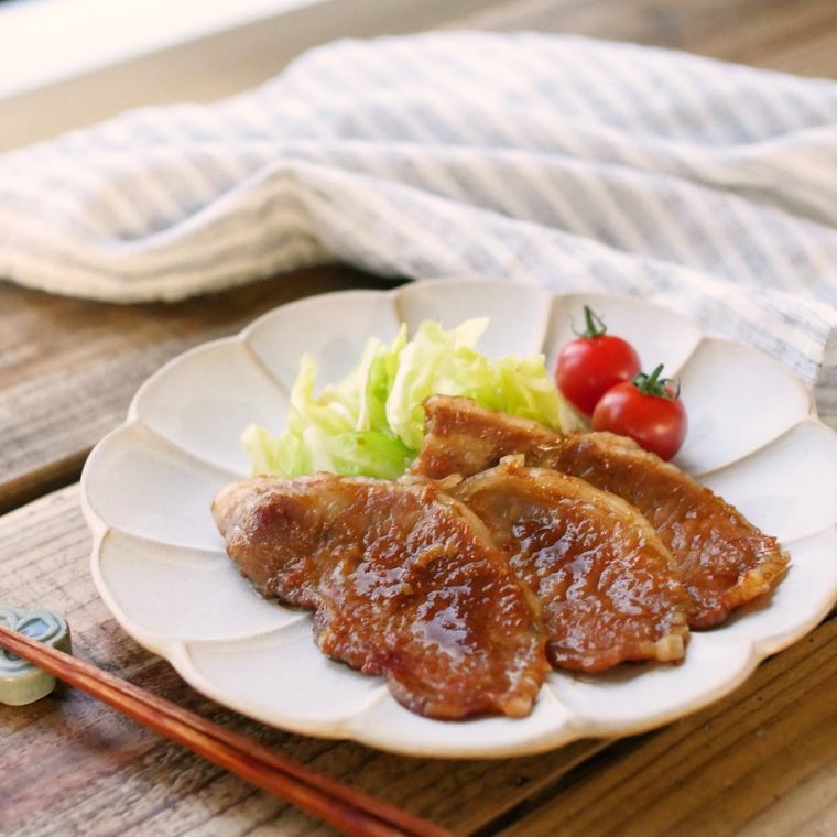 白い皿に盛り付けられた豚ロース肉のしょうが焼き