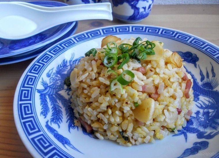 中華皿に盛られたガーリックチャーハン