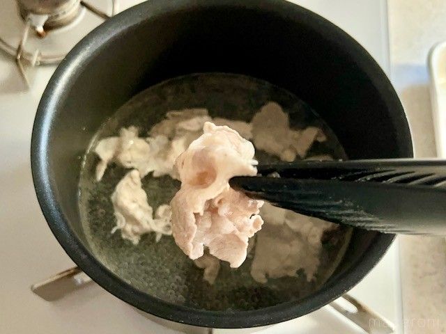豚肩ロース肉をゆでる様子