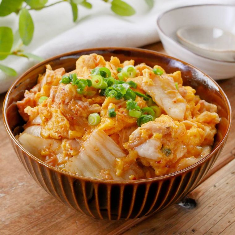 どんぶりに盛り付けられたツナたまキムチ丼