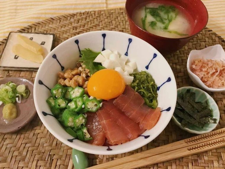 どんぶりに盛り付けられたばくだん丼