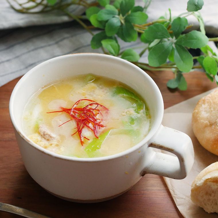 白いカップに盛り付けられたツナと卵の中華風スープ