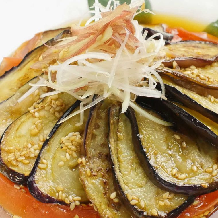 お皿いっぱいに盛り付けられた焼き野菜の自家製タレがけ