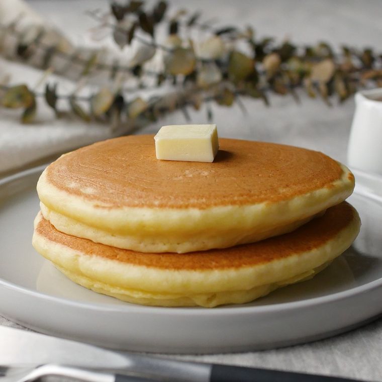 白い皿に盛り付けられたお豆腐パンケーキ