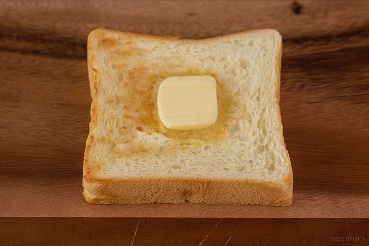 バターがのった食パン