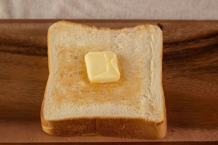 バターがのった食パン