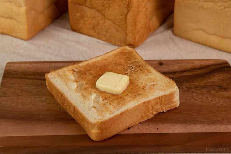 バターがのった食パンと2斤の食パン