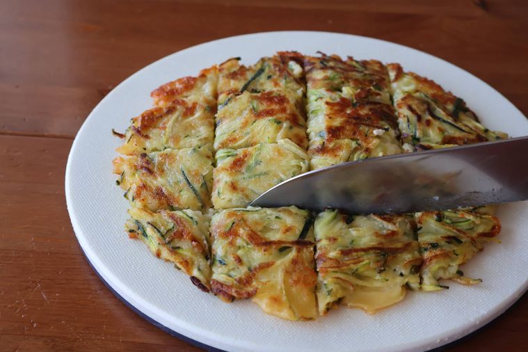 白い皿に盛りつけられた旨味たっぷりチーズチヂミ