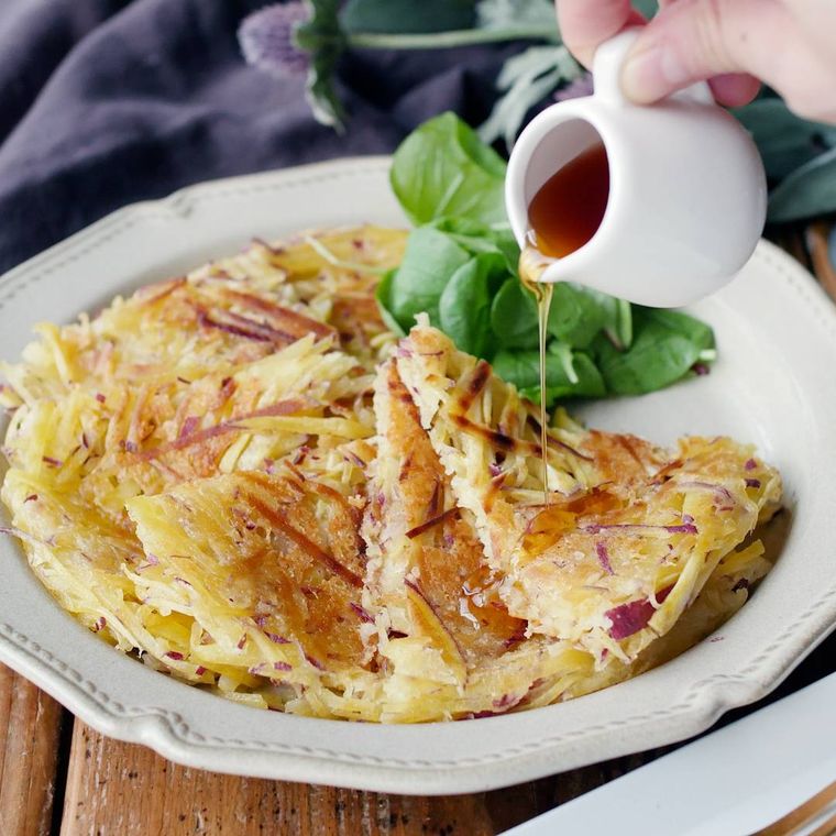 白い洋風皿に盛りつけられたさつまいものチーズガレット