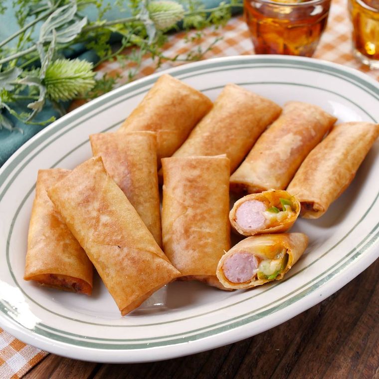 白に緑の線が描かれた皿に盛りつけられたピザ風春巻き