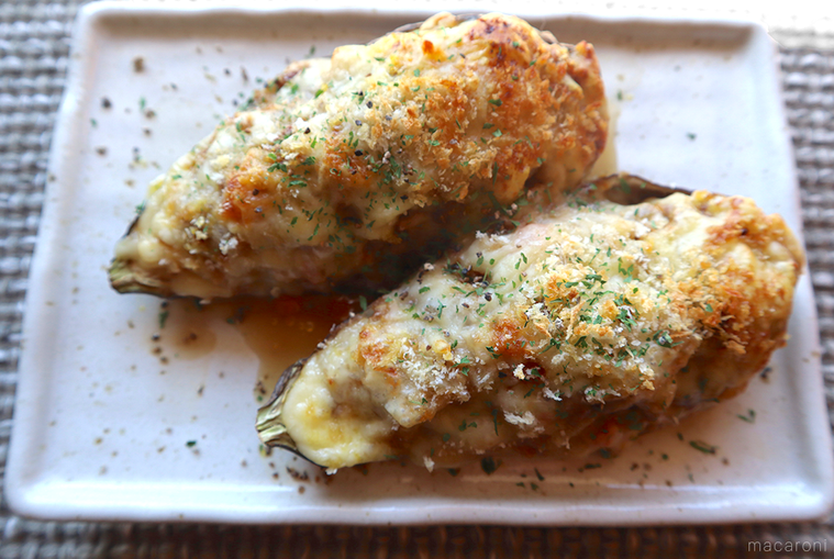 白い皿に盛りつけられたカレー風味のなすのチーズボート焼き