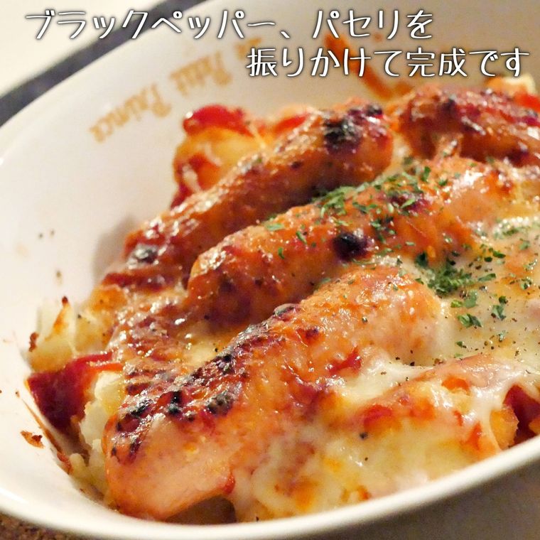 白いグラタン皿に盛りつけられたじゃがいもとウインナーのチーズ焼き