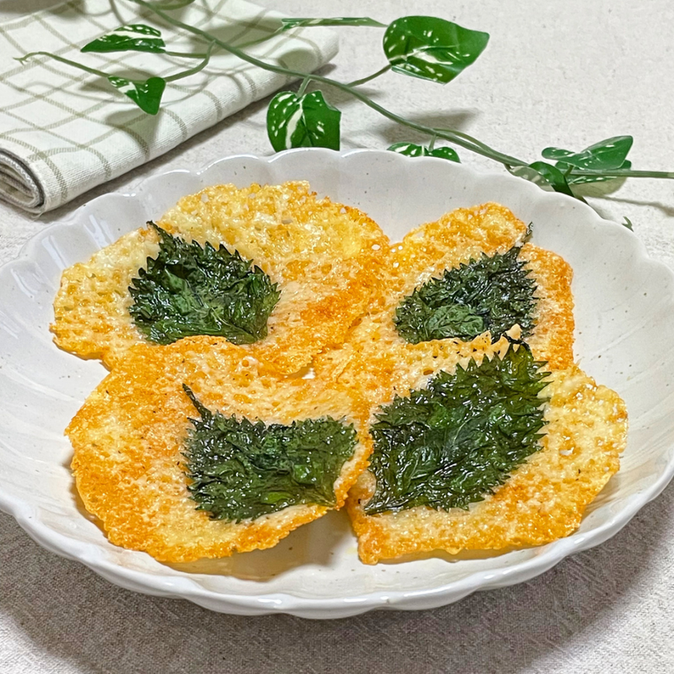 白い花形の皿に盛りつけられたカリカリしそチーズ