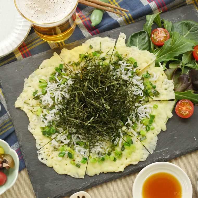 海苔がかかったしらすとネギのチーズ焼きと付け合わせのサラダ