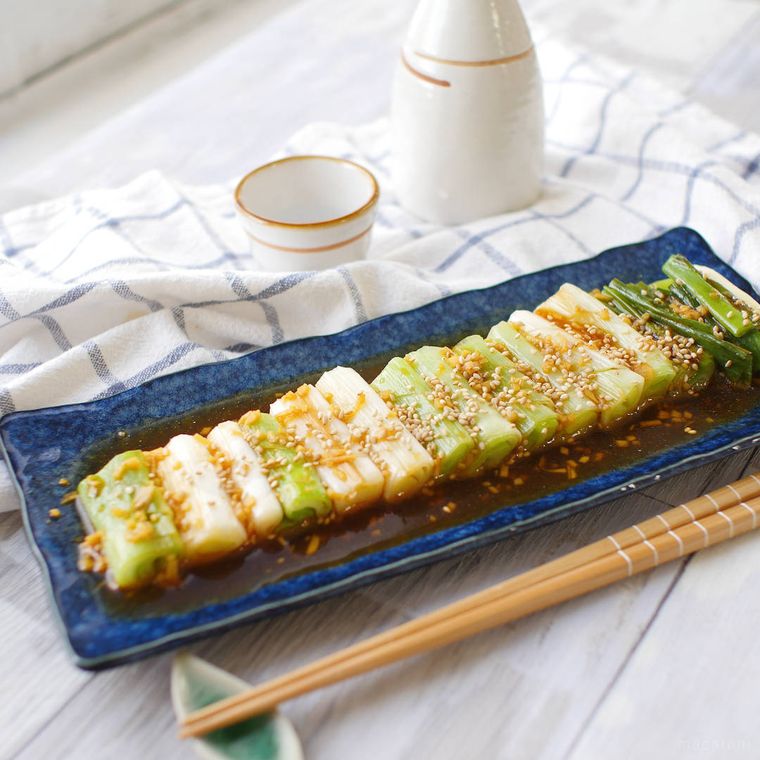 ゴマとタレがかかった焼きネギ