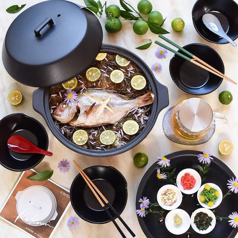 フタ付きの黒い土鍋に入っている糸昆布たっぷりの鯛めし