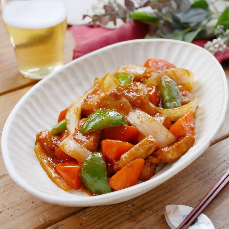 白い皿に盛られた揚げない酢豚