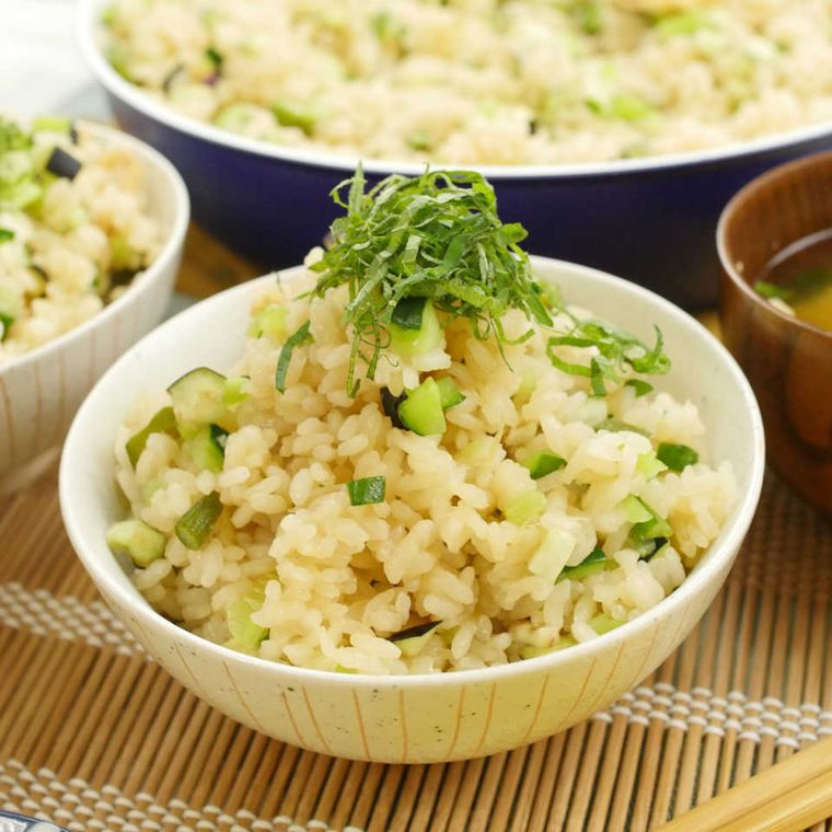 白い茶碗に盛り付けた山形のだしの炊き込みご飯