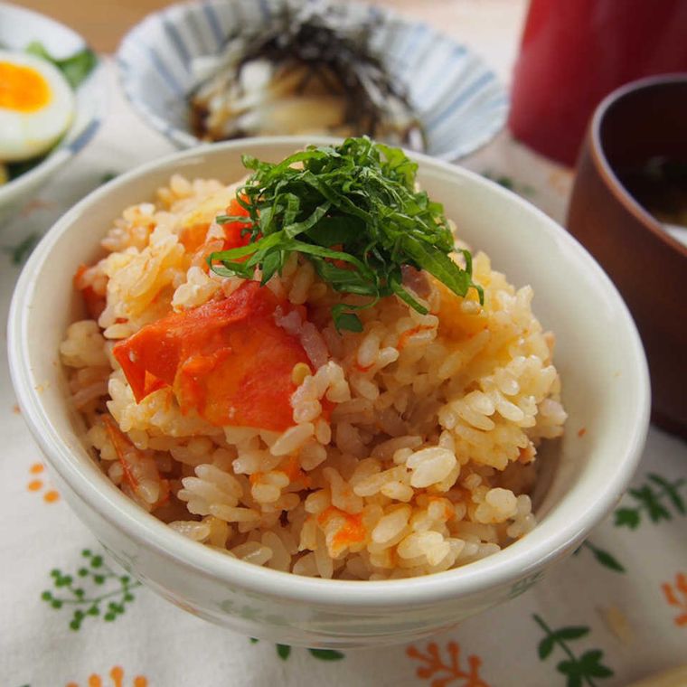 白い茶碗に盛り付けた丸ごとトマトの炊き込みご飯