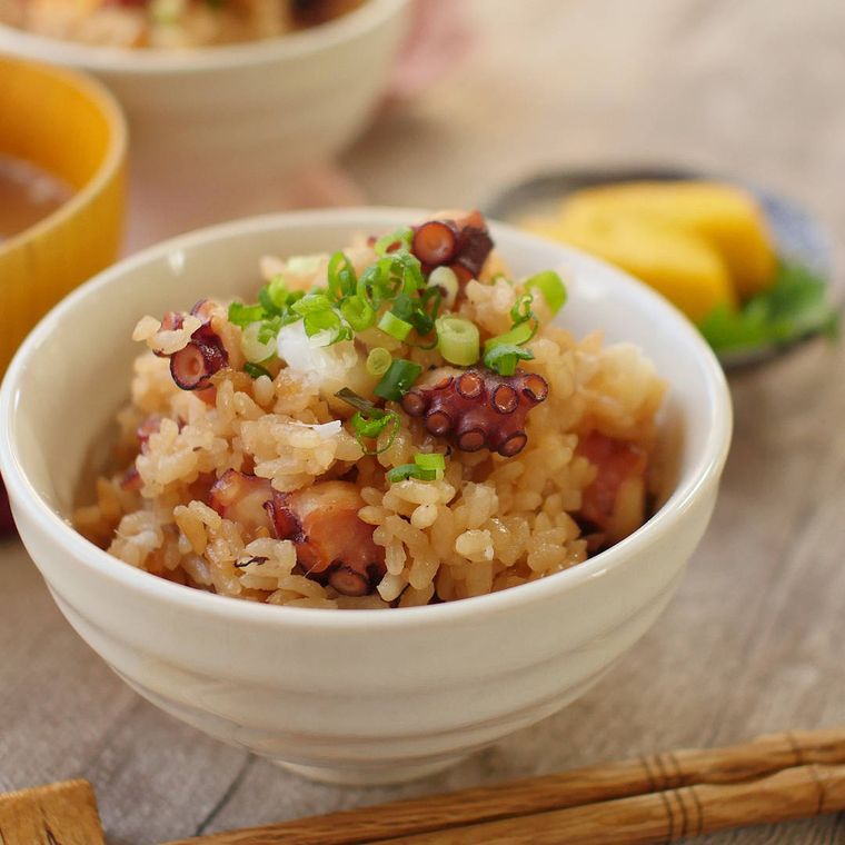白い茶碗に盛り付けたたこと長芋の炊き込みご飯