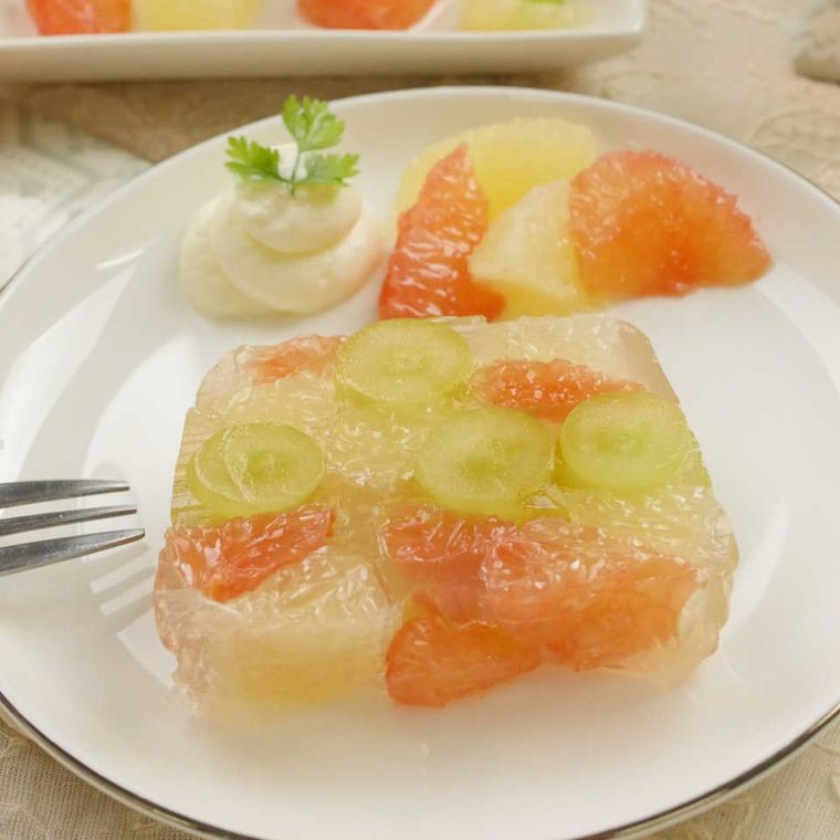白い皿に盛りつけられたしゅわしゅわフルーツ寒天