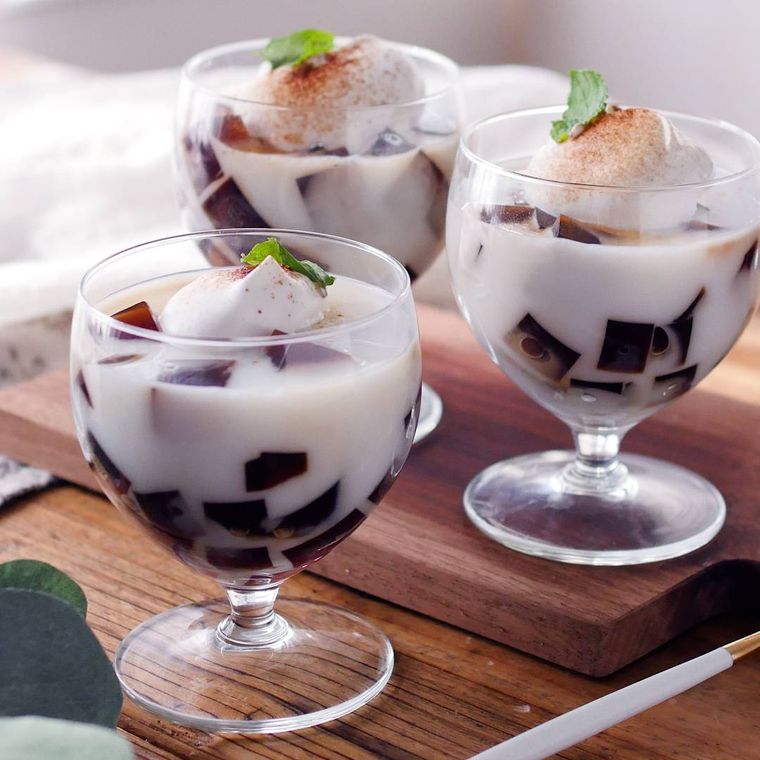 グラスに盛りつけられたコーヒー牛乳寒天